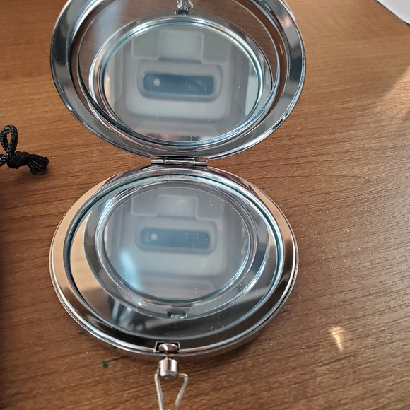 NWOT Egyptian Souvenir Makeup Mirror New with velvet pouch - Picture 3 of 3